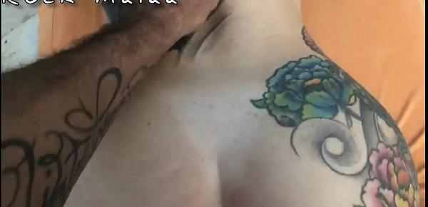  Rock Maiaa fode a patricinha tatuada loirinha com seu melhor amigo na cobertura dela